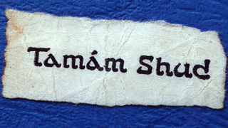 Imagen: El pedazo de papel, con su distintivo tipo de letra, encontrado oculto en uno de los bolsillos del pantalón del difunto. Wikimedia Commons